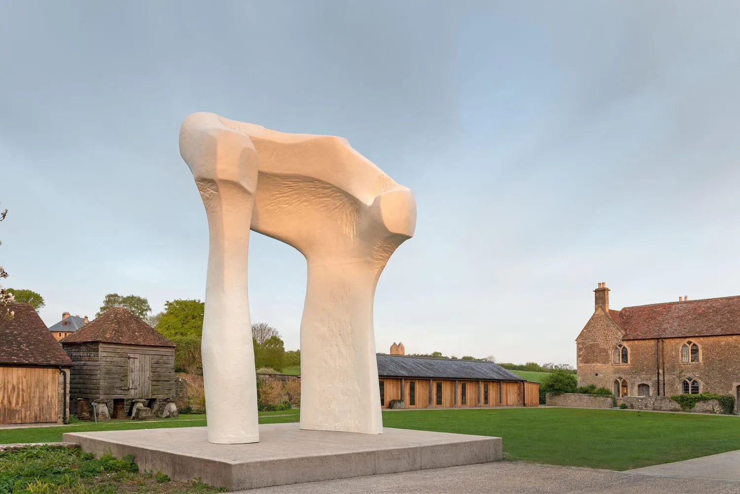 THE ARCH by Henry Moore, 1963-69. Fiberglass. Photo: Ken Adlard, The Henry Moore Foundation. henry-moore-the-arch